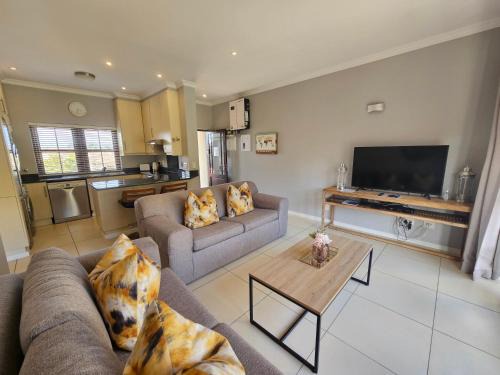 Plettenberg Bay Apartment | Plettenberg Bay Unit 17 Whale Rock Gardens Apartment with Backup Power