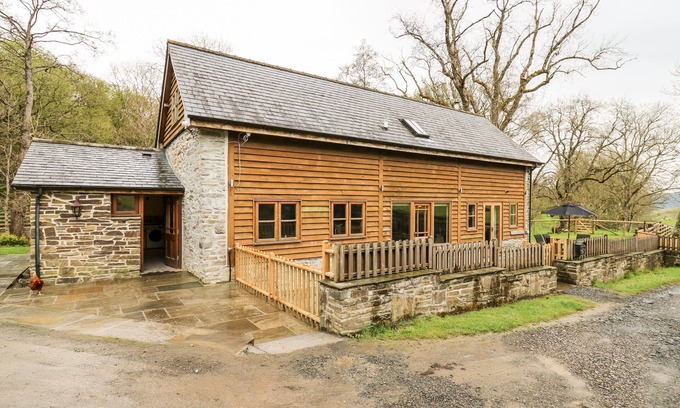 Bleddfa Cottage | PLOONY BARN, pet friendly, with hot tub in Knighton