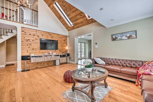 Tobyhanna House | Poconos Cottage with Sauna about 10 Mi to Camelback!