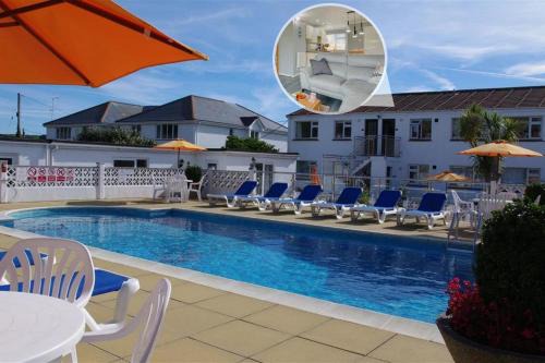 Mawgan Porth Apartment | Pool and Valley View