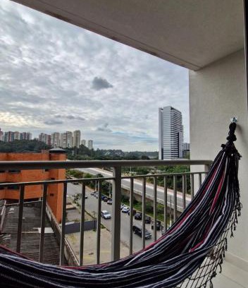 Panamby Apartment | Por do sol desde uma rede na varanda da zona sul