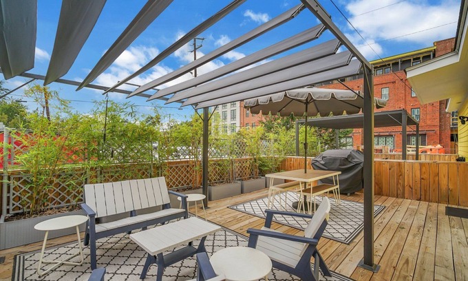 Metropolitan House | Posh Oasis w/Amazing Patio, Walk Everywhere by Lucky Savannah