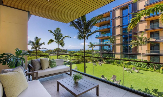 Ala Moana Condo | Posh Oceanview Condo w/Resort Pool & Spa, AC & Spacious Lanai - Park Lane Palm