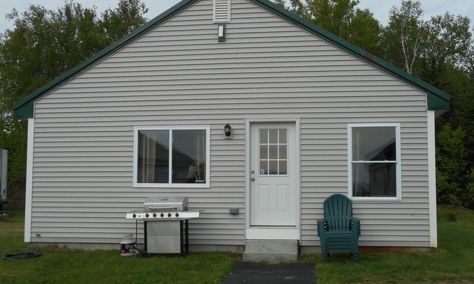 Shirley Cabin | Post and beam cabin with queen size and bunk