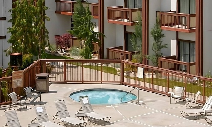 Wenatchee Hotel | Premium Experience! Spacious Unit with Balcony, Outdoor Pool, Free Parking