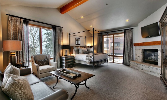 Deer Valley House | Premium Luxury Three Bedroom Suite with Two Hot Tubs 3 Apartment Hotel by RedAwning