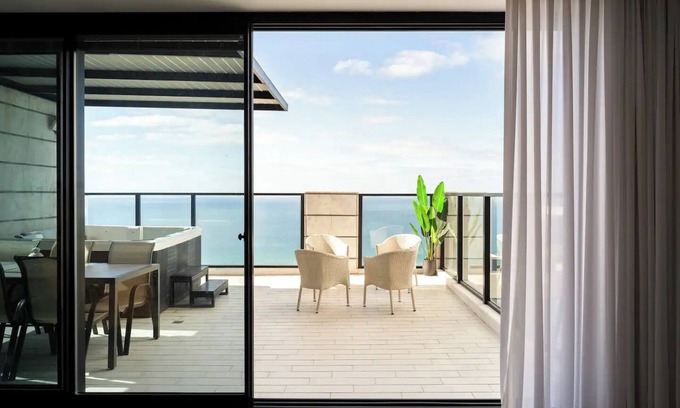 Bat Yam Apartment | Prestigious penthouse in a luxury tower