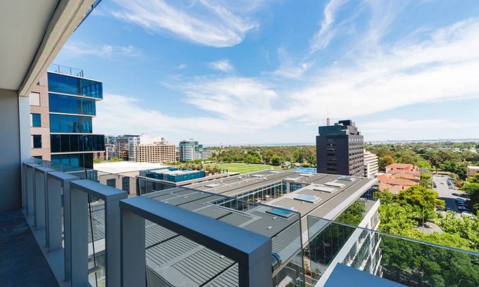 Melbourne Apartment | Pride Fawkner Apt Bay-view (LXII) *PARKING+POOL/GYM 55' Smart TV Netflix & Foxtel