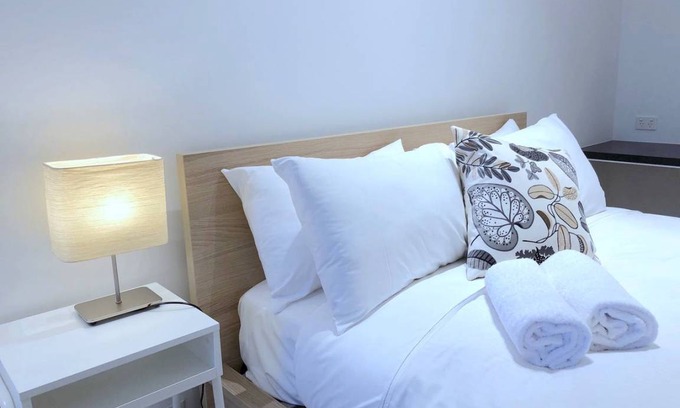 Melbourne Apartment | Pride Fawkner Apt *Balcony WIFI+POOL/GYM+Smart TV Netflix & Foxtel