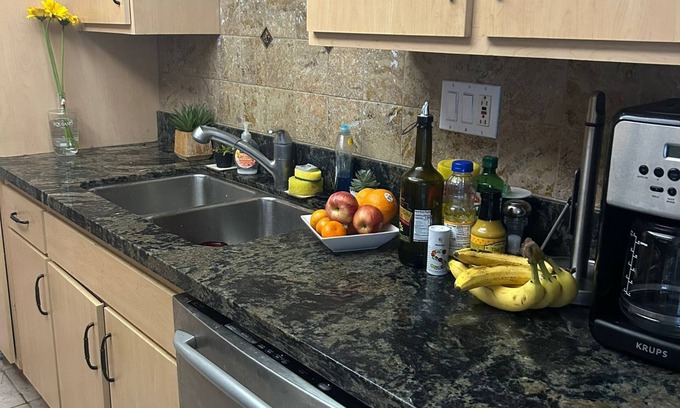 Norma Triangle Bed & Breakfast | Prime Location Off the Sunset Strip! Swimming Pool, Gym, Bright Place.
