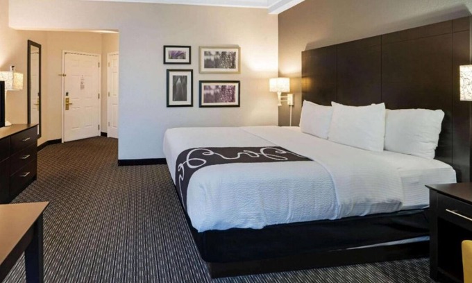 Superstition Springs House | Prime Location! Onsite Pool, Free Breakfast, Free Parking