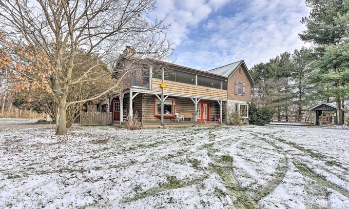 Middlebury House | Primitive Goshen Pine Lodge with Fireplace!