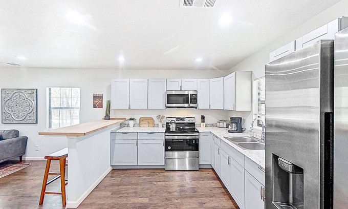 Blanco Cabin | Pristine home with firepit, central AC & washer/dryer - dog-friendly