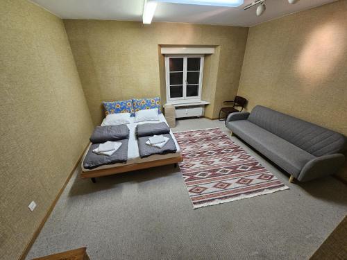 Old Town House | Privat Zimmer, WC in Altstadt Chur, Saturn