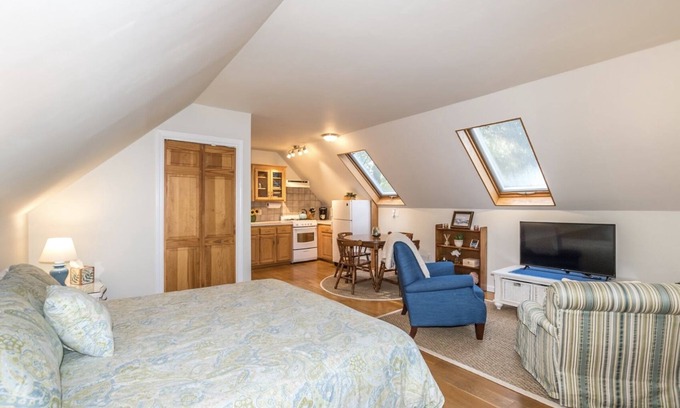 Lake Pocotopaug House | Private Access Studio king bed WiFi all the amenities of a hotel 5⭐️ experience