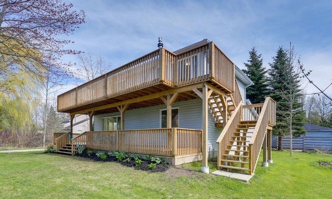The Blue Mountains Cottage | Private Beach access and dozens of 5-star reviews! Stunning 7 bedrooms!