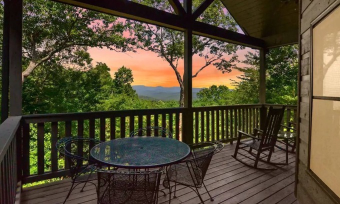 Owl Town Retreat Cabin | Private Cabin, Mtn view, hot tub, game room, fire pit
