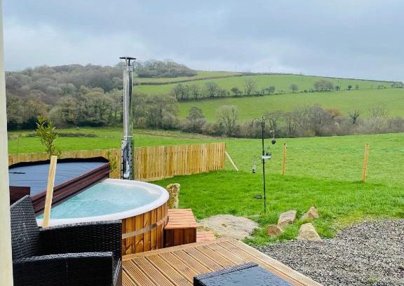 Liskeard Ski Chalet | Private country caravan surrounded by fields