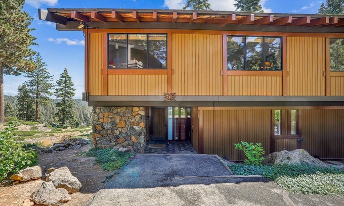 Tahoe City Condo | Private Feel Lakeview Corner Condo Unit #5