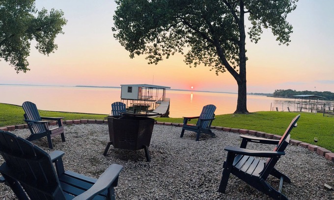 Lone Oak House | Private Fishing Dock, Boat Lift, Paddle Boards, Fire Pit - newly remodeled home