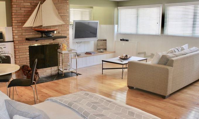 Beverlywood Apartment | Private Guest Suite in LA's Idylic Westside