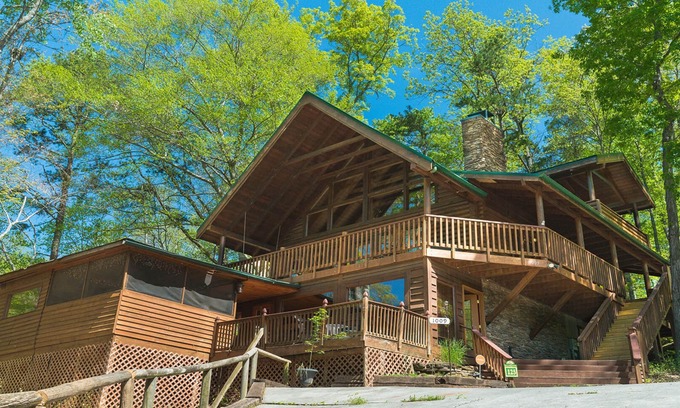 Sevierville Cabin | Private log cabin Chalet at the foot of the Smoky Mountains