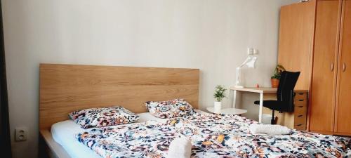 Bubenec Apartment | Private room 30 min nice walk to old center B