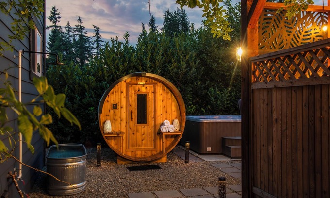 Campbell River House | Private Sauna, Hot tub cold plunge retreat steps away from Golf course.