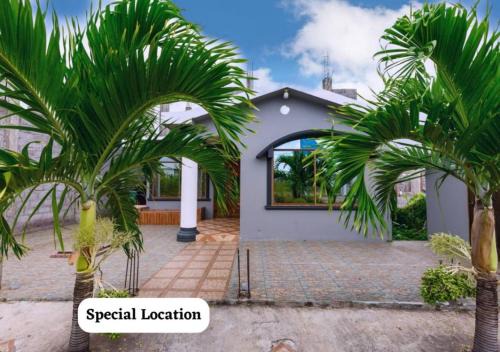 Puerto Baquerizo Moreno Apartment | Private Villa in San Cristóbal, 2 Rooms, 6 Beds, AC, WiFi, Kitchen, Washer & Dryer, 4 min from the airport - Tropical - Galápagos Home