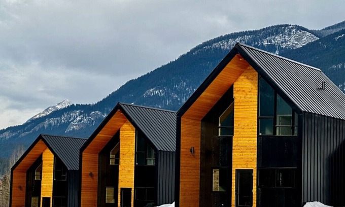 Golden Cabin | Pur Lodging Mountain Cabin (2)
