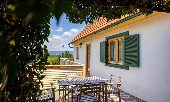 Hannersdorf House | Pure relaxation - cozy vacation home in the middle of the vineyard