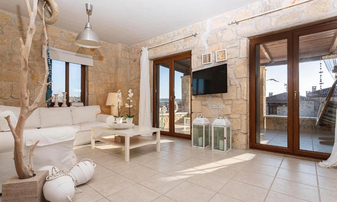 Siviri House | Pure White Suite Elani