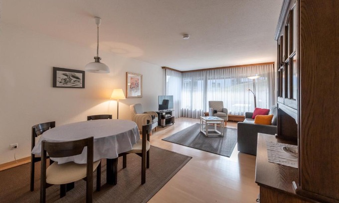 Flims Apartment | Putzprinz Gujan Ferienwohnung, Haus Surmir B/16