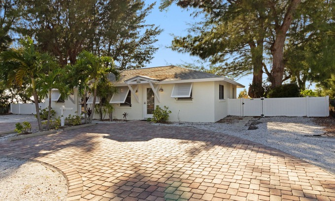 Holmes Beach Villa | Quaint beachfront duplex in ideal location with screened lanai & free trolley