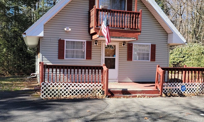 Tobyhanna Ski Chalet | Quaint Chalet Home in Tobyhanna! 10minutes to Kalahari, Camelback and Great Wolf