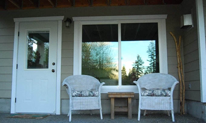 Regional District of Nanaimo Apartment | Quaint Cosy and Comfortable - one bedroom fully equipped suite.