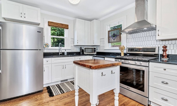Marion House | Quaint Mill Cottage in Marion