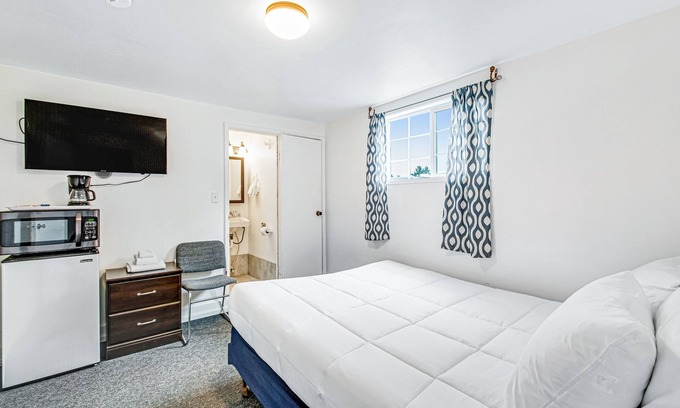 Westport House | Quaint room with a kitchenette, fast WiFi, TV - less than a mile from the beach