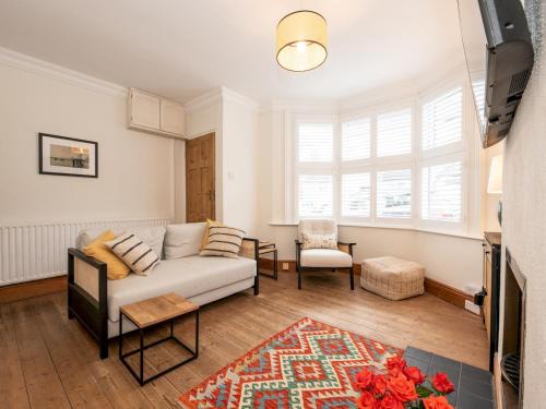 Fulwell and Hampton Hill House | Quaint Victorian Cottage great transport to London Pass The Keys