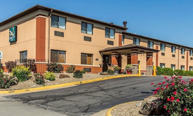 Cedar Rapids Hotel | Quality Inn at Collins Road - Cedar Rapids