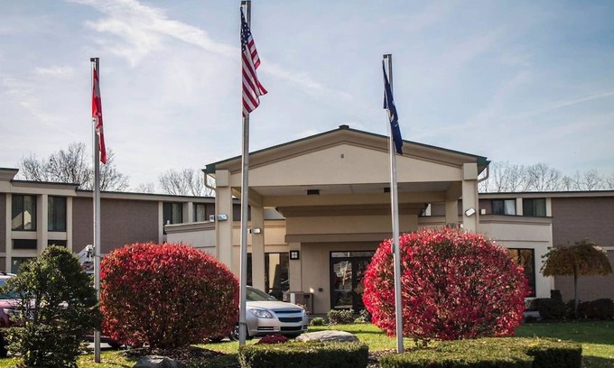 Colonie Hotel | Quality Inn Central