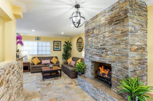 Central Escondido Hotel | Quality Inn Escondido San Diego North County