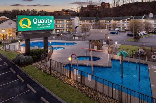 Pigeon Forge Hotel | Quality Inn & Suites at Dollywood Lane