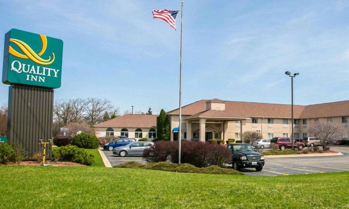 Woodstock Hotel | Quality Inn & Suites Woodstock near Lake Geneva