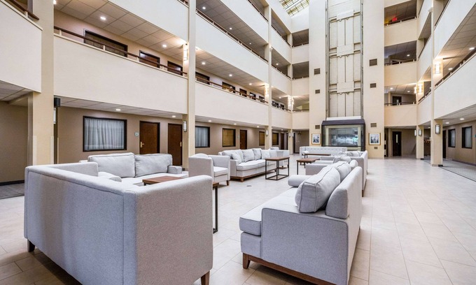 Lansing Hotel | Quality Suites Lansing West