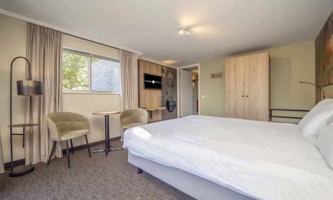 Waalwijk Hotel | Quality Time Awaits: Spacious Room & Nearby Fun in Beekse Bergen Zoo