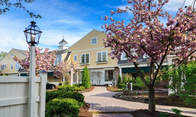 Leacock-Leola-Bareville Hotel | Queen Coach or Club Rms-Charming Historic Hotel, Quaint Town, Spa, Pool, 4-Star
