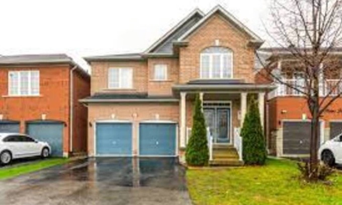 Brampton House | Queen Room near Toronto Pearson Airport