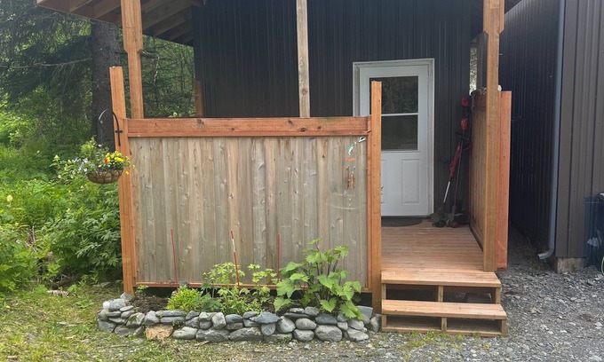 Bear Creek Cabin | QUESTA WOODS CABIN-Lovely cabin with WiFi in scenic Seward