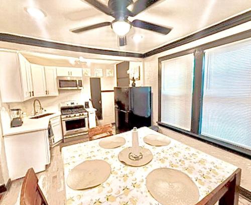Gage Park Apartment | Quiet 1BR, Eat-In Kitchen, Close to Midway